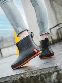1 par de botas de lluvia cortas antideslizantes de unicolor para mujer, con estilo deportivo, impermeables para excursiones al aire libre, ligeras y fashionables zapatillas de agua
