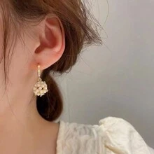 1對閃閃發光的人造珍珠和立方氧化鋯吊墜耳環，適合少女穿戴，精緻優雅的紀念禮物 - 金色 - 查看 2