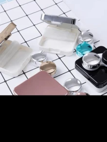 1入組隨身攜帶隱形眼鏡盒，包含1個雙用途隱形眼鏡盒、1個鑷子、1個傾斜式插入棒和1個盛裝清洗液的瓶子。