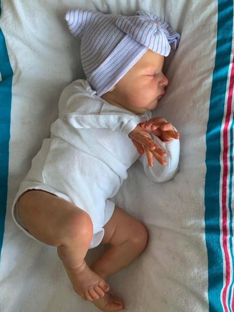 50 厘米睡着的重生婴儿娃娃，具有 3D 绘画皮肤和可见静脉，柔软的乙烯基四肢和布质身体，20 英寸逼真的新生女孩活生生的艺术女孩玩具，适合儿童生日玩具和收藏品、家居装饰 - 白色 - 查看 1