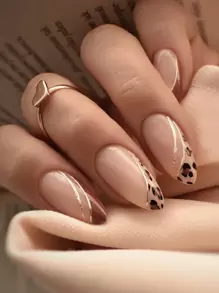 Mejore su apariencia instantáneamente con el set de 24 piezas de uñas postizas cuadradas tipo almendra. Incluye uñas falsas de estilo francés con estampado de leopardo, borde biselado, rayas doradas elegantes y cobertura completa. Viene con 1 hoja de pestañas adhesivas y 1 lima de uñas de gel de gelatina. Envío aleatorio.