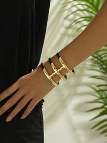 Fashion this season F&S 1 chiếc Vòng tay kim loại hở thời trang, cao cấp, đơn giản, phóng đại, độc đáo, khoét rỗng, không đối xứng dành cho nữ, thích hợp để đi làm, đi chơi, mua sắm và phối đồ. Hoàn hảo cho các cặp đôi đeo cùng nhau, tiệc nướng bãi biển, kỳ nghỉ lãng mạn, quán bar cổ điển, lễ hội âm nhạc, tiệc Gala, vũ hội ra mắt, tụ họp xã hội, làm quà tặng cho bạn bè và gia đình, và chụp ảnh thời trang. - Kiểu nhẫn nhiều lớp - Xem 5