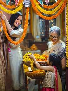 2 Stücke Künstliche Ringelblumen Girlande für Partys Hochzeit Mehndi Pooja Festival, Mexikanische Tag der Toten Szene Dekor, Festivals Dekoration, Zuhause Dekoration, Flure Dekoration, Büros Dekoration, Hof Dekoration, Halloween Dekoration - gelb+orange - Übersicht 7
