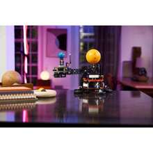 LEGO Decoración de habitación Juguete Technic Planeta Tierra y Luna en órbita 42179 - por defecto - Ver 3
