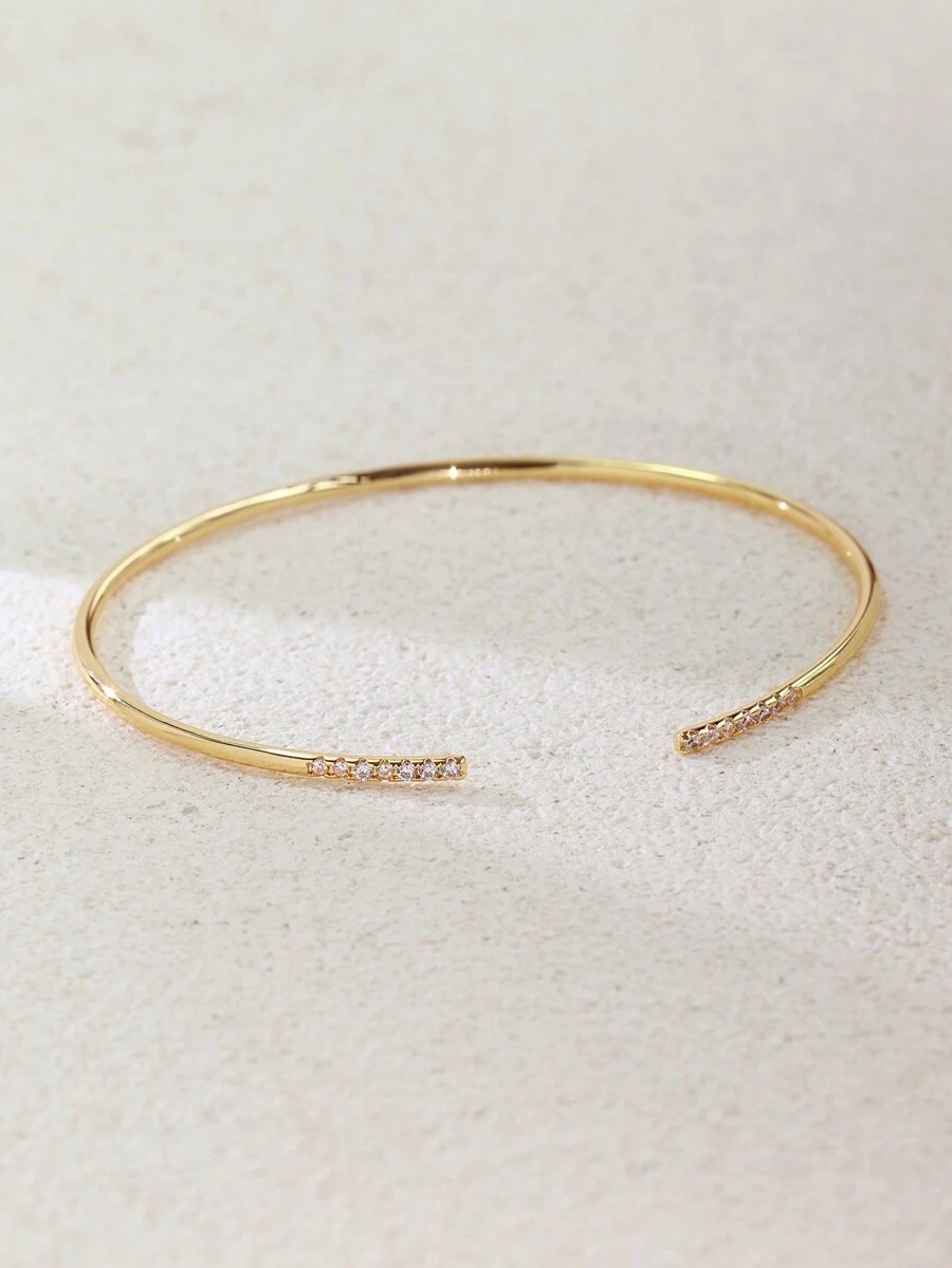 Charm-In 1個極簡質感立體方形氧化鋯石手鐲，採用白金鍍銅製成，鍍層厚度為0.03-0.05μm