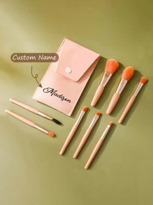 伴娘化妆刷套装，包含可定制姓名组合的包装，是婚礼回礼、新娘送礼会礼物或母亲节惊喜的完美之选。这款化妆刷套装用途广泛，可用作化妆包、旅行配件，兼具多功能性、装饰性、字母印花、纯色设计，精致时尚，风格多样，包括复古、现代、彩色、休闲、基础款、柔软舒适、独一无二、可定制和个性化礼物。它是送给她、女朋友、男朋友、朋友的理想礼物，也是秋季和圣诞节的时尚美妆配饰。 - 粉色 - 查看 7
