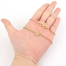 2 stks/set eenvoudige trendy initiële en oneindige symbool goudkleurige roestvrijstalen ketting gelaagde armbandset voor dames