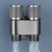 Van góc đồng hành chống trượt bằng thép không gỉ với một đầu vào nước và hai thiết bị xả nước ra, Van góc vòi đôi - Một cỡ - Xem 3