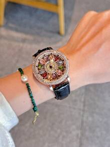 1 Stück glänzende und modische Damen Quarzuhr mit buntem Strasssteindekor, verfügt über ein verlockendes Drehzifferblatt, Edelstahlgehäuse, strapazierfähiges Lederarmband und wasserdichtes Design, perfekt als Geschenk für Frauen zum Dating und täglichen Tragen