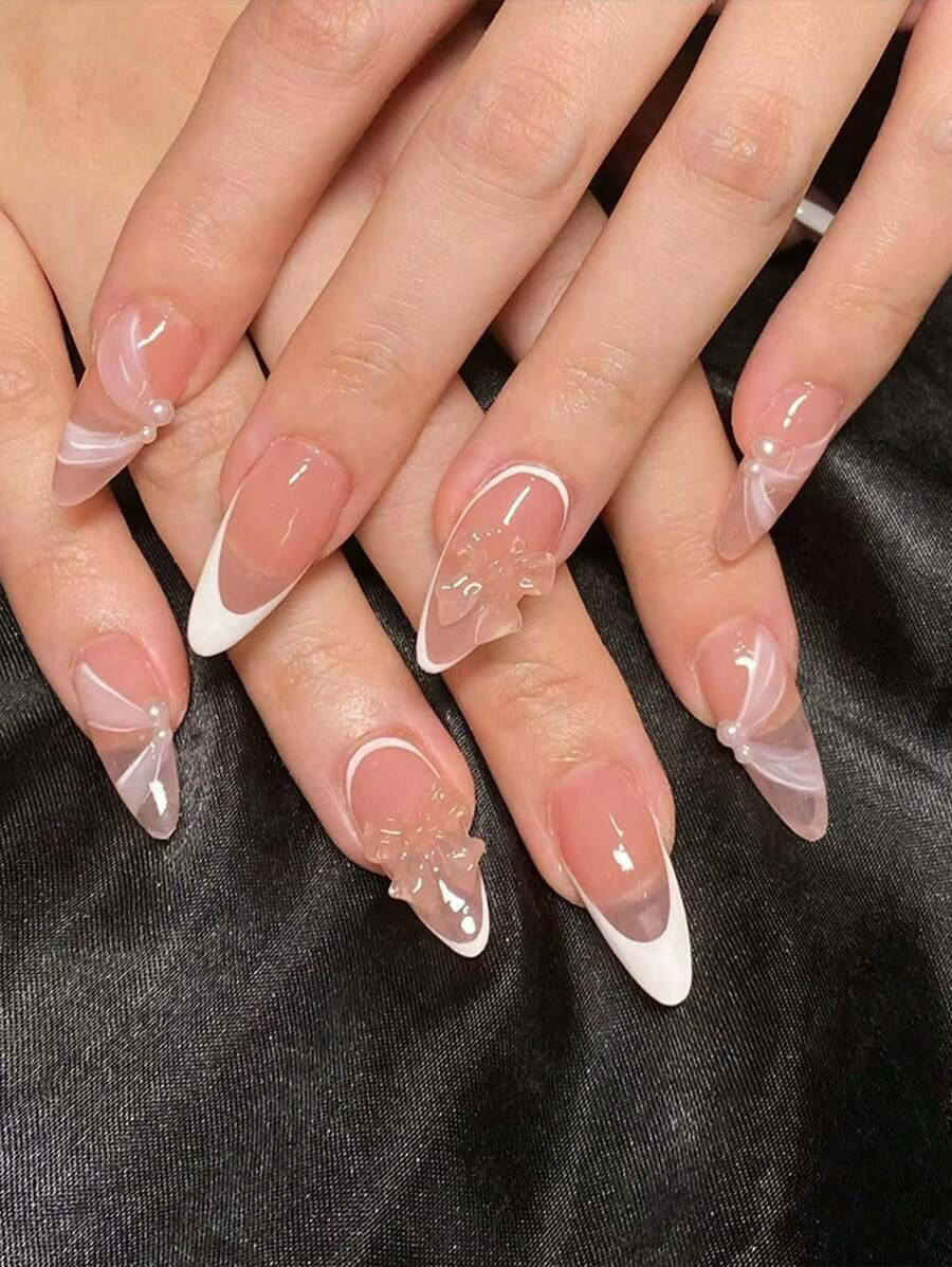 Mejore su estilo de uñas con 24 uñas de manicura francesa en forma de almendra, de tamaño mediano, con un diseño simple y elegante con bordes blancos, lazos 3D y adornos de perlas, hechas a mano y brillantes con pedrería. Adecuado para niñas y mujeres para usar en varias ocasiones, como vacaciones, fiestas, bodas, vacaciones, uso diario y talla grande. Incluye pegamento para uñas. - Multicolor - Ver 1