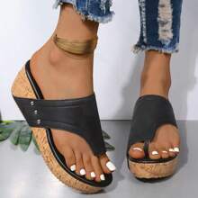 Wasserdichte Plateau Flip-Flops mit erhöhter Höhe, schlankmachender Wirkung, dicke Sohle Damen Sandalen mit Keilabsatz und Nieten Wedges und Slip-On Design für den Sommer