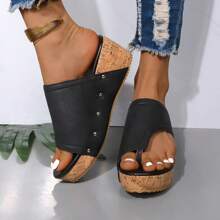 Wasserdichte Plateau Flip-Flops mit erhöhter Höhe, schlankmachender Wirkung, dicke Sohle Damen Sandalen mit Keilabsatz und Nieten Wedges und Slip-On Design für den Sommer