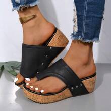 Wasserdichte Plateau Flip-Flops mit erhöhter Höhe, schlankmachender Wirkung, dicke Sohle Damen Sandalen mit Keilabsatz und Nieten Wedges und Slip-On Design für den Sommer