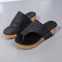 Wasserdichte Plateau Flip-Flops mit erhöhter Höhe, schlankmachender Wirkung, dicke Sohle Damen Sandalen mit Keilabsatz und Nieten Wedges und Slip-On Design für den Sommer