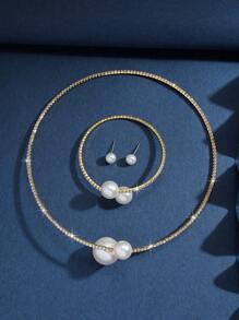 Conjunto de 4 piezas de accesorios de boda de tono dorado con perlas falsas, diamantes de imitación y collar de tachuelas con colgante de circonita cúbica ajustable, gargantilla, brazalete y aretes con elementos de baile