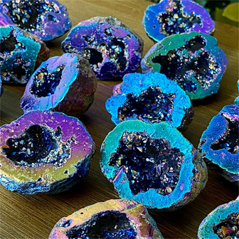 1pc Natural Color Plated Agate Crystal Cave, Titanium Mineral Crystal Cave, Coated Agate Cave, Crystal Cave Cluster, Mineral Rock Crystal Cave, Treasure Basin Crystal Demagnetizing Ornament, Crystal Healing, Spiritual Healing, Crystal Gift; Size: 3.5-5cm; Random Delivery