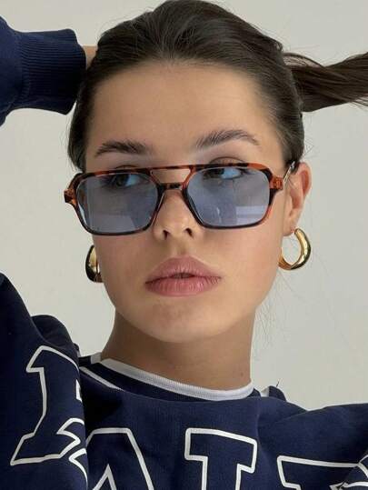 一副女士复古波西米亚风飞行员时尚眼镜，适合度假和日常佩戴，沙滩配饰，基础款女士眼镜，秋冬季女士商务休闲礼物，对比鲜明的波西米亚度假风情，适合夏季海滩度假、户外活动和旅行