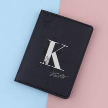 1 pieza Titular de pasaporte de PU personalizado con 26 letras del alfabeto impresas, patrón floral y de avión, cubierta de pasaporte de viaje, regalo personalizado de nombre de pareja, regalo de cumpleaños, recuerdo de viaje, regalo corporativo para festivales, regalo personalizado para padres, madres, esposos y esposas.