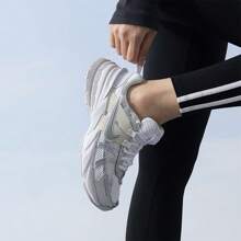 Nike 女款 V2K RUN 复古休闲运动鞋，舒适夏季运动鞋，2026 新款系列，FD0736-104