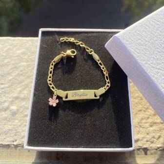 Pulsera personalizada de acero inoxidable con nombre, flor de circonita cúbica rosa, pulsera personalizada para niños y mujeres, regalo de cumpleaños, girasoles con estilo, moda de otoño, colorida, casual, moda de los 2000, lindas personalizadas, única, regalos ideales para ella, novia, mamá, familia, amigos, hija, abuelos para aniversarios, para el Día de San Valentín, para el Día de la Madre, para bodas, para uso diario, Valentín, estudiantes de último año de secundaria, estudiantes universitarios, universitarios, estudiantes de primer año, estudiantes de segundo año, estudiantes de cursos inferiores, pulseras de moda grabadas personalizadas, con glamour