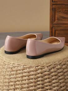 Chaussures plates de style casual à bout pointu pour femmes, disponibles en vert menthe, violet, beige, rouge, jaune, noir. Confortables pour un usage quotidien et en extérieur