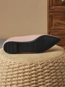 Chaussures plates de style casual à bout pointu pour femmes, disponibles en vert menthe, violet, beige, rouge, jaune, noir. Confortables pour un usage quotidien et en extérieur