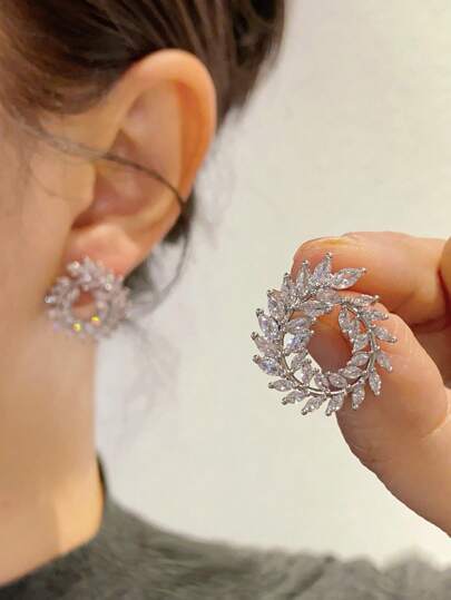 Ett par mångsidiga high-end inlagda syntetiska runda cubic zirconia örhängen, delikat och superglittrande vattendroppsdesign, unik och lämplig för Y2K kvinnors dagliga sammankomst, dejting, resor, tillbehör, present till bröllop, örhängen för bröllopssäsongen