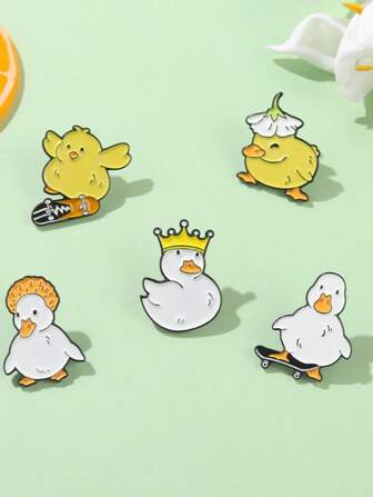 Llaveros creativos de pato caricatura esmaltados, broches de animal de corona de monopatín, regalo divertido de joyería animal