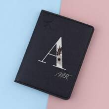 1 pieza Titular de pasaporte de PU personalizado con 26 letras del alfabeto impresas, patrón floral y de avión, cubierta de pasaporte de viaje, regalo personalizado de nombre de pareja, regalo de cumpleaños, recuerdo de viaje, regalo corporativo para festivales, regalo personalizado para padres, madres, esposos y esposas.