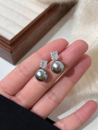 1 par de pendientes de botón de plata de ley 925 con circonita cúbica cuadrada simple y perla falsa, pendientes clásicos y elegantes para regalos, citas y fiestas