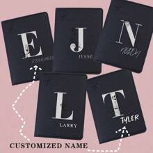 1 pieza Titular de pasaporte de PU personalizado con 26 letras del alfabeto impresas, patrón floral y de avión, cubierta de pasaporte de viaje, regalo personalizado de nombre de pareja, regalo de cumpleaños, recuerdo de viaje, regalo corporativo para festivales, regalo personalizado para padres, madres, esposos y esposas.