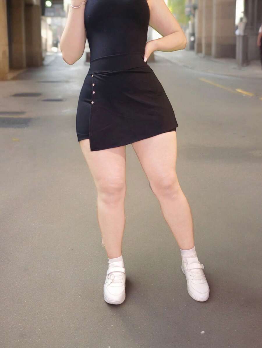 Women's Casual Shorts With Elastic High-Waist Pleats - 黑色不對稱短裙 - 查看 1