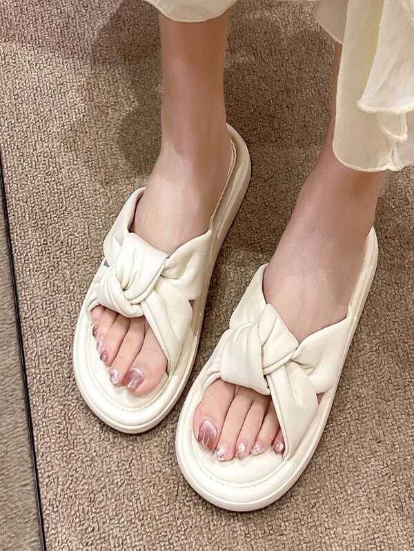 Zapatillas de suela gruesa para mujeres, nuevo estilo para verano de 2024, zapatos de playa cruzados de moda para uso informal al aire libre
