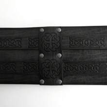 1条维京PU皮革腰带，文艺复兴时期男士中世纪腰带，凯尔特风格骑士宽腰带，适合角色扮演、夏季、秋季、万圣节、秋冬季配饰，适合青少年、青年、男士，休闲、户外、运动、度假、毕业礼物、生日、日常穿着