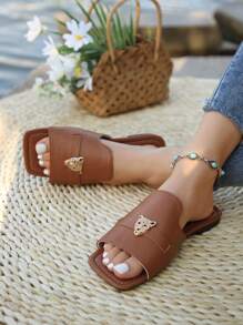 2024 年夏季时尚虎头扣饰平底露趾一脚蹬复古穆勒鞋 - 鏽棕色 - 查看 1