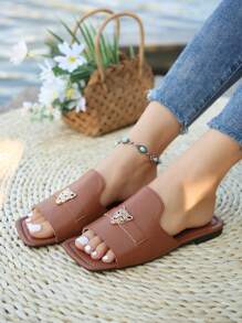 2024 年夏季时尚虎头扣饰平底露趾一脚蹬复古穆勒鞋 - 鏽棕色 - 查看 3