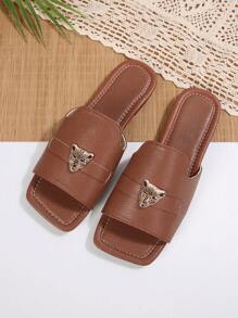 2024 年夏季时尚虎头扣饰平底露趾一脚蹬复古穆勒鞋 - 鏽棕色 - 查看 5