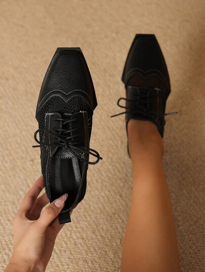 Scarpe basse nere di stile britannico per donne con punta quadrata traspirante e allacciate