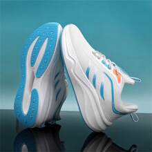 男士夏季跑步鞋，透氣網眼新款休閑輕量運動鞋 - 白色 - 查看 4