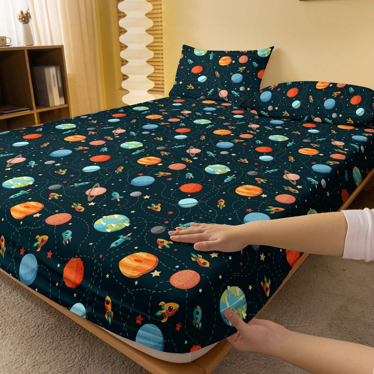 Pieza Sábana ajustable cepillada con estampado de patrón de nave espacial para dormitorio, cubierta de cama impresa (funda de almohada no incluida)
