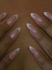 24入組長形杏仁形壓克力美甲，簡約白色法式邊框，適用於日常聚餐、宴會、畢業季等場合。附贈果凍膠1片，指甲檔1片，是必備的新假指甲。