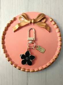 HAILIAN Llavero con forma de flor de cerezo hecho de aleación, con bonita y elegante flor y placa cuadrada, adecuado para colgar en bolsos, como llavero para coches y como regalo para cumpleaños y festividades en pareja. Incluye luz.