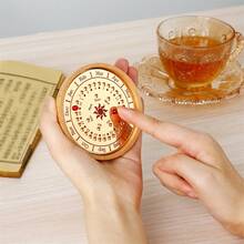 金屬星球永久月曆/萬年曆風水指南桌上鐘，搭配羅盤，可調式底座，木製日晷和日曆桌面裝飾品 - 多色 - 查看 4