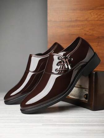 一雙新款男士英式正式商務休閒鞋，尖頭男鞋