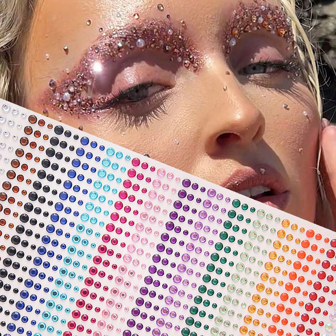 这套包含900颗装饰水钻贴纸的多色水钻贴片，可用于面部、身体和手工制作，是节日和派对造型的完美之选。它们能为妆容、服装或DIY项目增添闪亮迷人的光彩，多种尺寸和颜色可供选择，打造个性化设计。