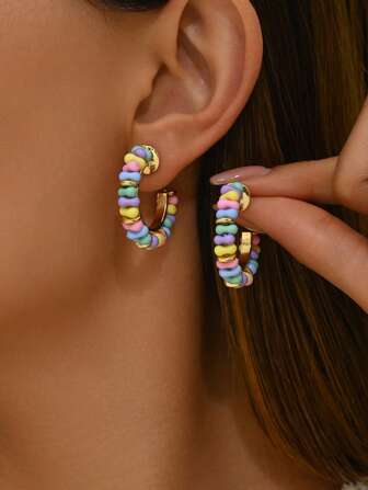 2 piezas de pendientes en forma de C hechos a mano de resina de chocolate colorida y elegante, adecuados para que las mujeres los usen en fiestas y cenas para combinar con ropa hermosa. Hechos de resina mixta y fragmentos de concha, variados en tamaño y color. Piezas de concha de color aleatorio, con nuevos abalorios de color vino tinto en forma de C. Resina multicolor y con patrones, cada pieza única con diseño floral.