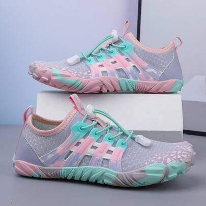 1双女式多功能运动训练鞋，防水防滑设计，渐变多色图案，五趾橡胶鞋底。适合海滩、瑜伽、徒步旅行、低帮户外活动、游泳和水上运动。