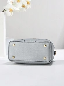 Nova bolsa balde de grande capacidade 2024, bolsa feminina versátil para deslocamento, transversal, pequena, bolsa listrada simples, com corrente, pingente decorativo, bolsa feminina de volta ao trabalho, os melhores presentes de Dia das Mães de todos os tempos