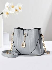 Nova bolsa balde de grande capacidade 2024, bolsa feminina versátil para deslocamento, transversal, pequena, bolsa listrada simples, com corrente, pingente decorativo, bolsa feminina de volta ao trabalho, os melhores presentes de Dia das Mães de todos os tempos