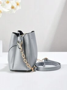 Nova bolsa balde de grande capacidade 2024, bolsa feminina versátil para deslocamento, transversal, pequena, bolsa listrada simples, com corrente, pingente decorativo, bolsa feminina de volta ao trabalho, os melhores presentes de Dia das Mães de todos os tempos